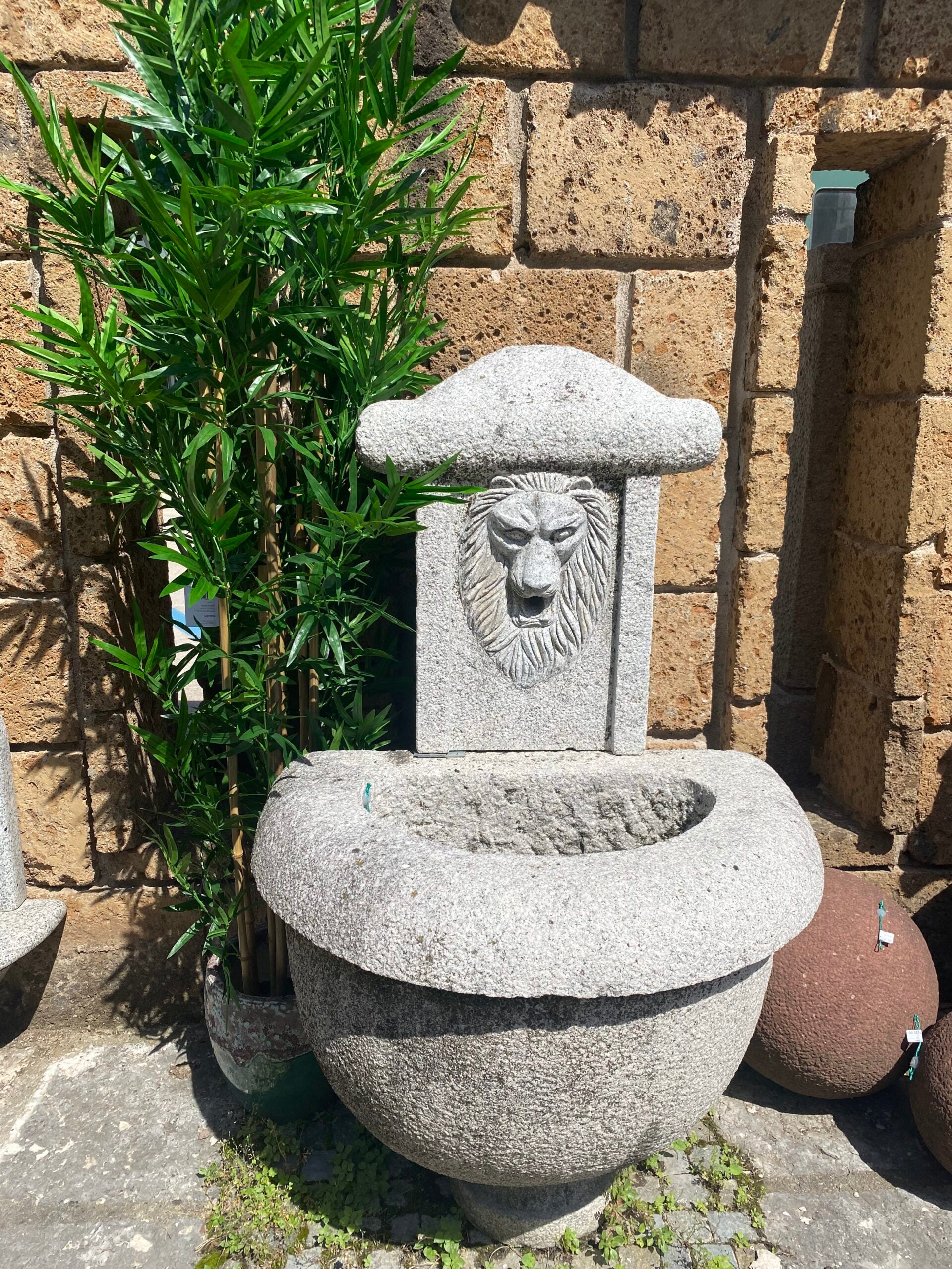 FONTANA LEONE PICCOLA GRANITO