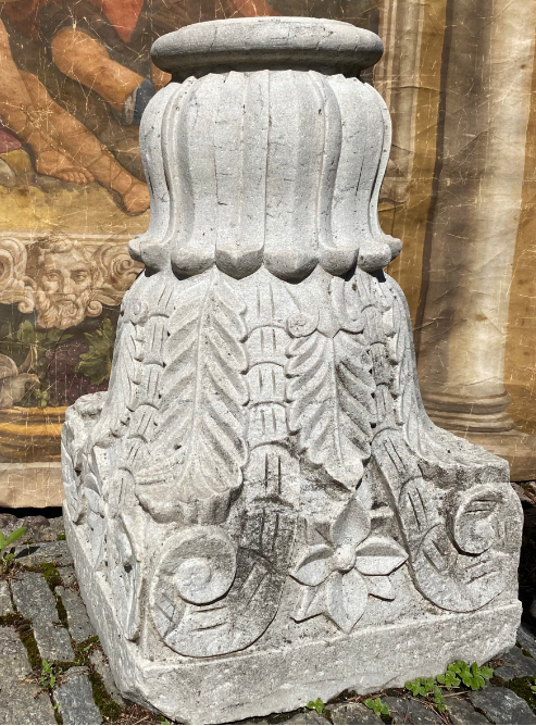 CAPITELLO MARMO BIANCO GRANDE FOGLIE E DECORI