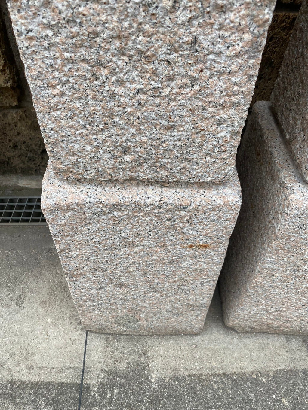 COPPIA PILASTRI GRANITO ROSA H157