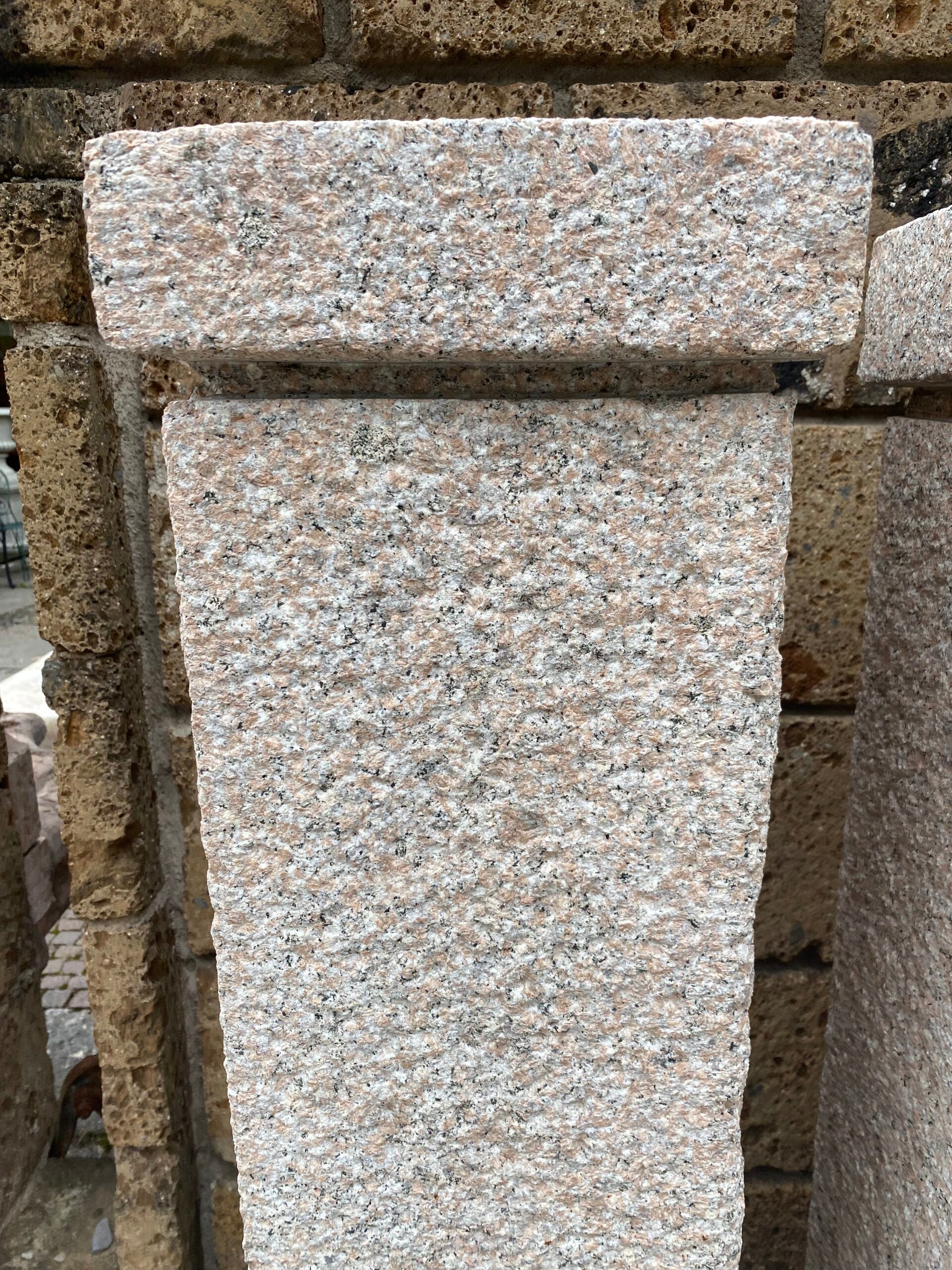 COPPIA PILASTRI GRANITO ROSA H157
