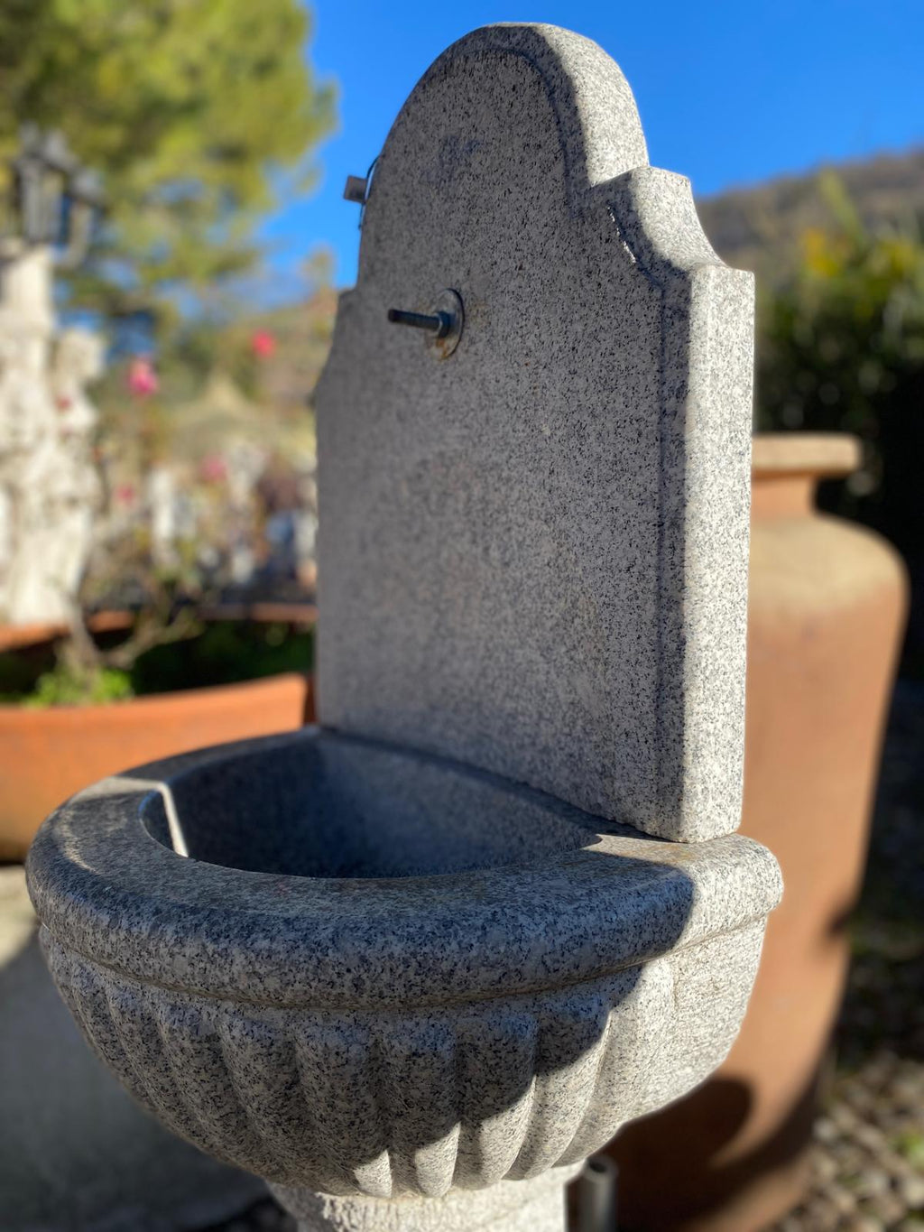 FONTANA IN GRANITO GRIGIA