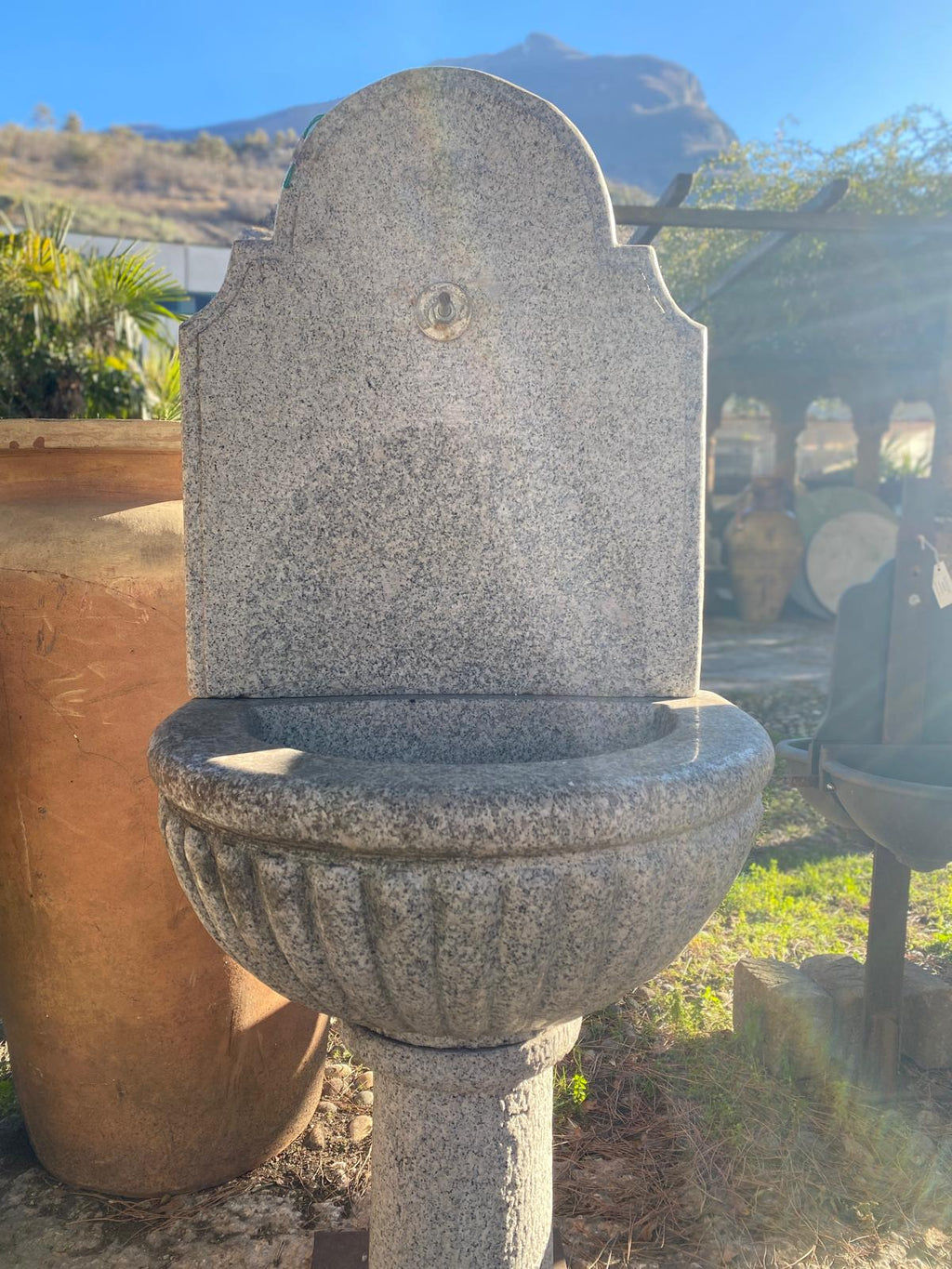 FONTANA IN GRANITO GRIGIA
